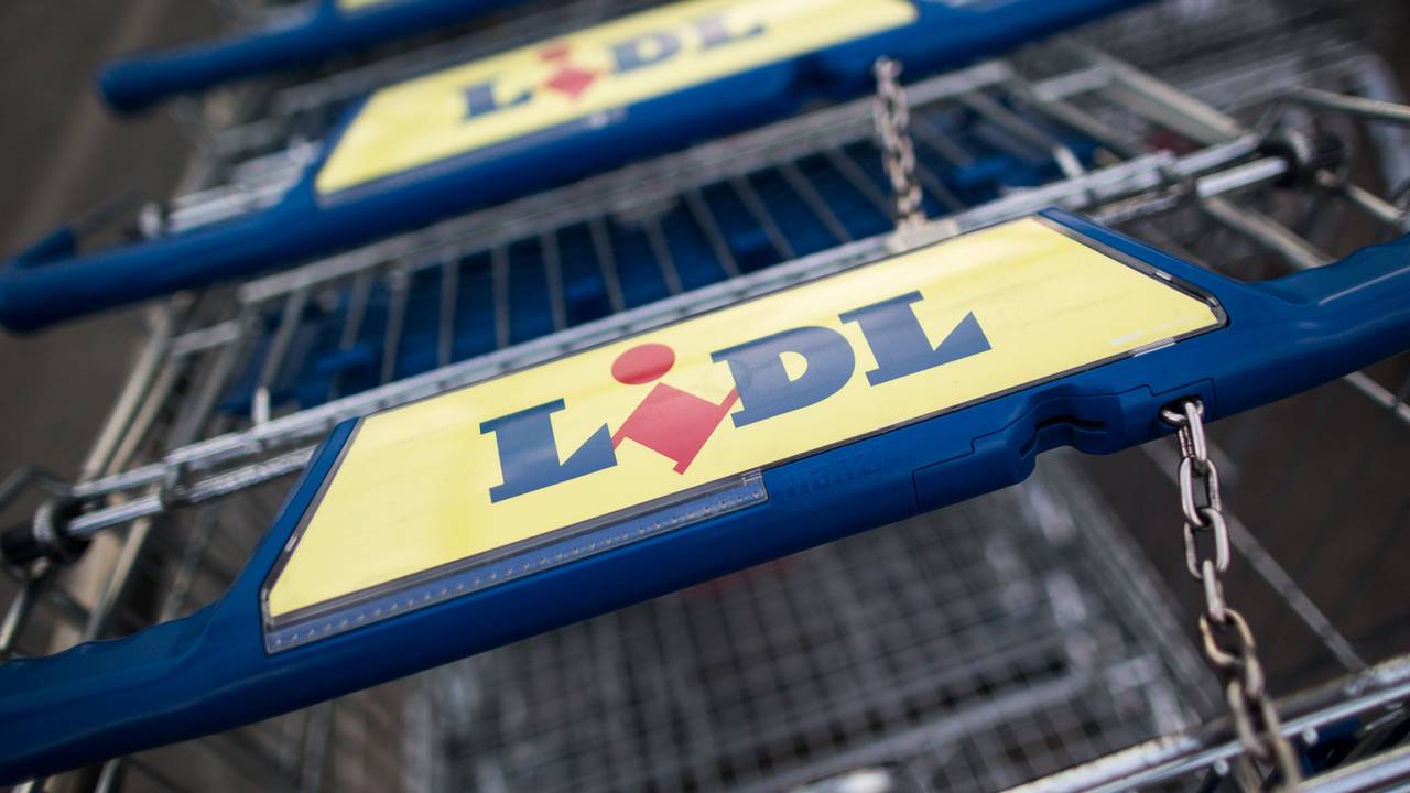 Einkaufswagen des Discounters Lidl. Das Bild wurde am 20. Juli 2016 aufgenommen.