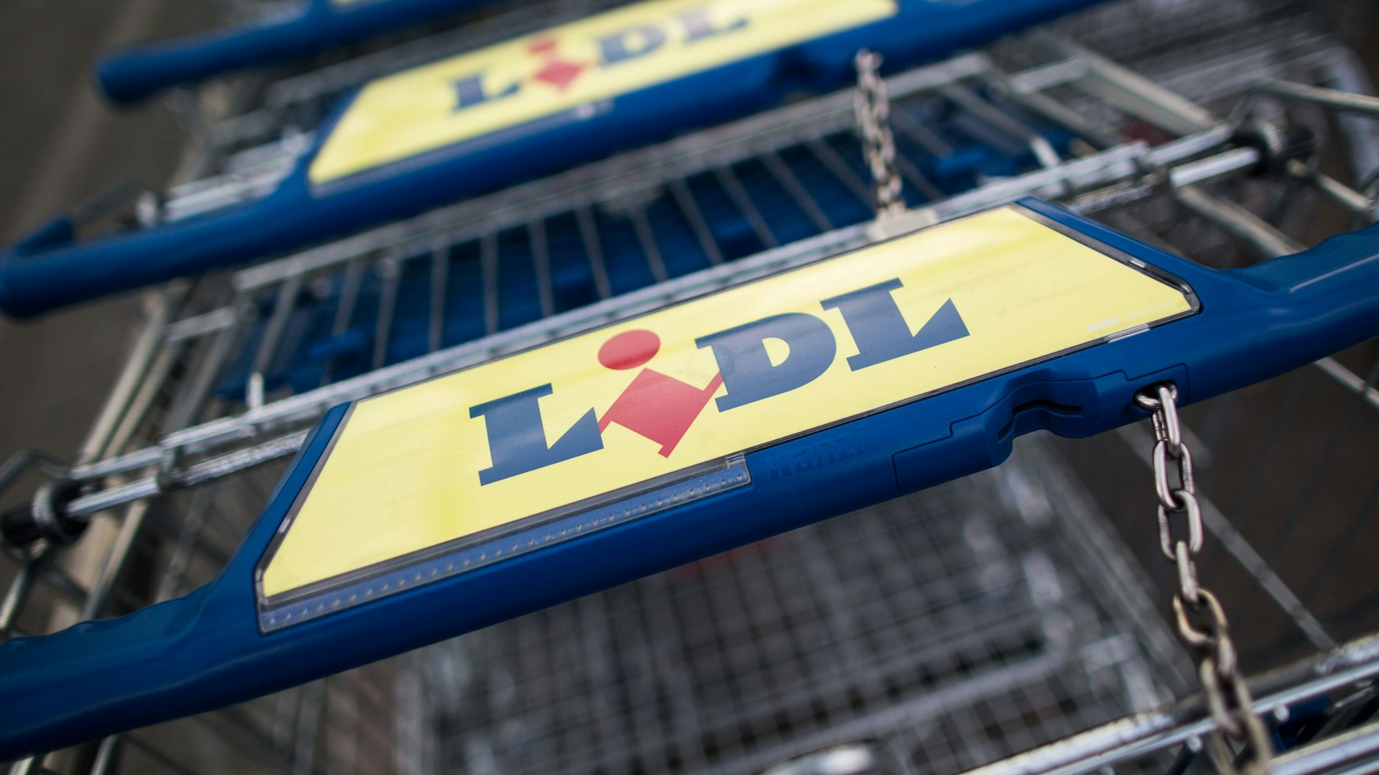 Einkaufswagen des Discounters Lidl. Das Bild wurde am 20. Juli 2016 aufgenommen.