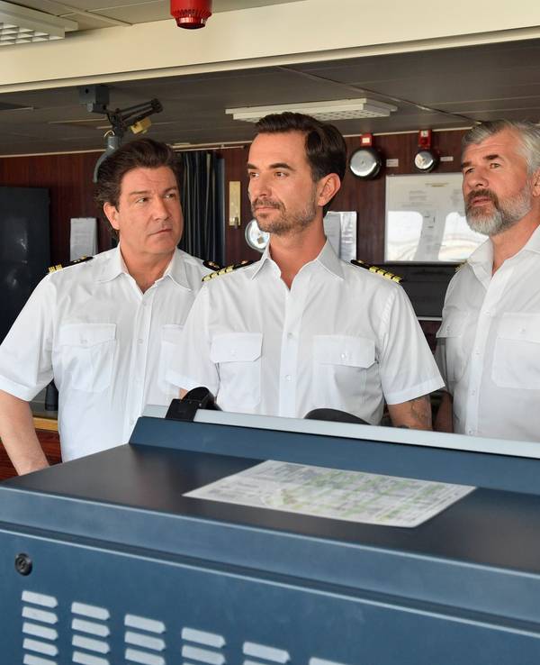 Das Traumschiff nimmt Kurs in Richtung Namibia. Ein unvergessliches Erlebnis auch für Kapitän Max Parger (Florian Silbereisen, M.), Staff-Kapitän Martin Grimm (Daniel Morgenroth, r.) und Schiffsoffizier Oliver Botten (Francis Fulton-Smith, l.).