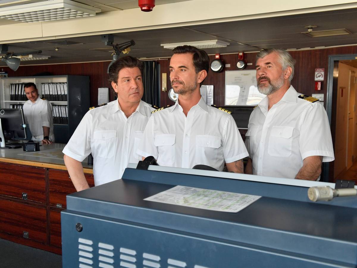 Das Traumschiff nimmt Kurs in Richtung Namibia. Ein unvergessliches Erlebnis auch für Kapitän Max Parger (Florian Silbereisen, M.), Staff-Kapitän Martin Grimm (Daniel Morgenroth, r.) und Schiffsoffizier Oliver Botten (Francis Fulton-Smith, l.).
