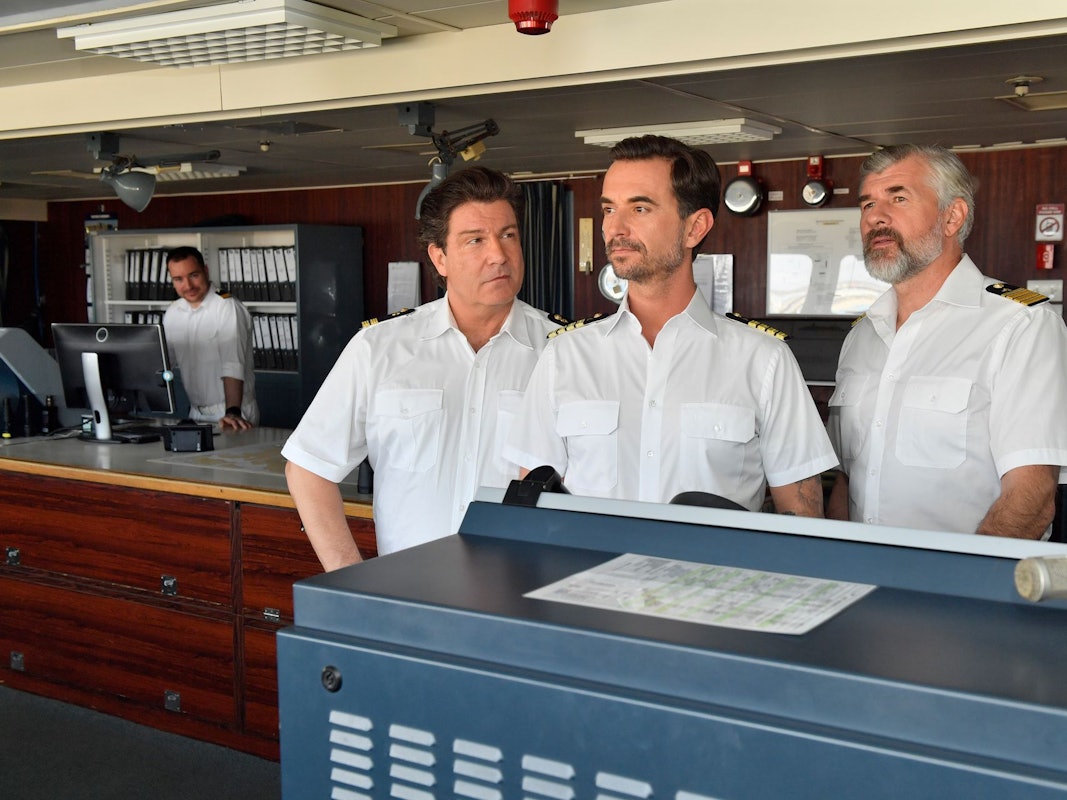 Das Traumschiff nimmt Kurs in Richtung Namibia. Ein unvergessliches Erlebnis auch für Kapitän Max Parger (Florian Silbereisen, M.), Staff-Kapitän Martin Grimm (Daniel Morgenroth, r.) und Schiffsoffizier Oliver Botten (Francis Fulton-Smith, l.).