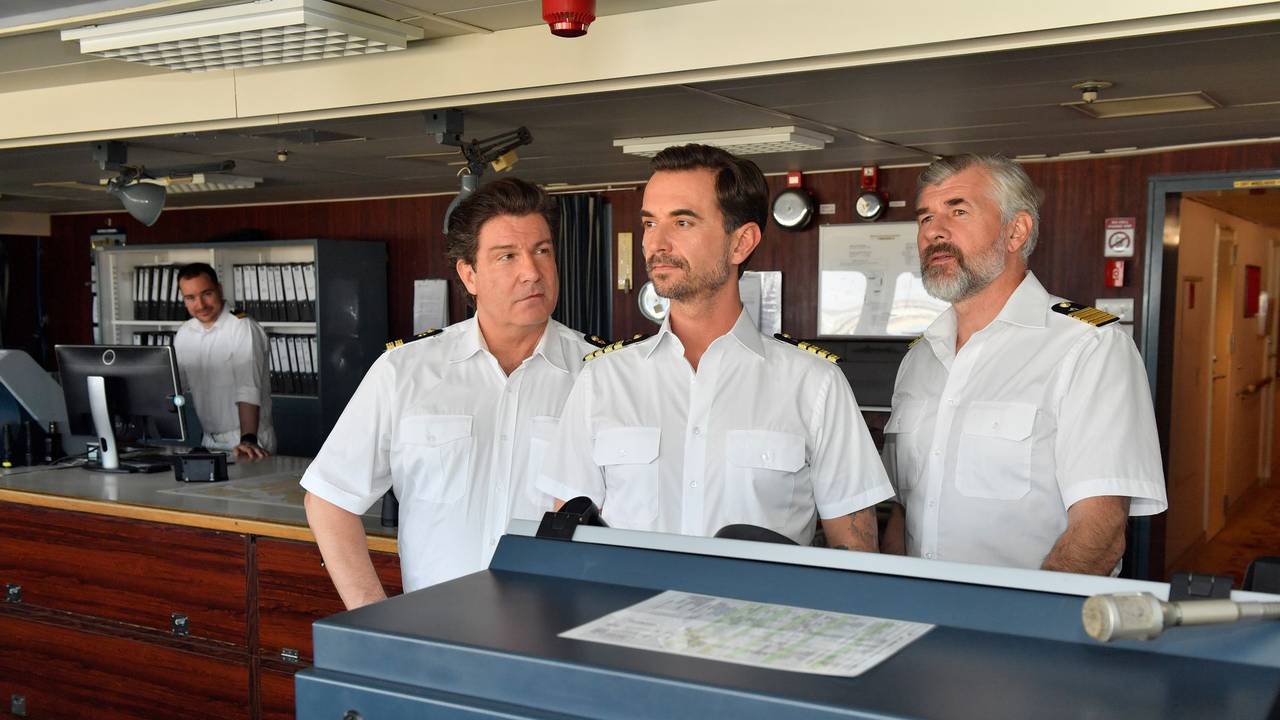 Das Traumschiff nimmt Kurs in Richtung Namibia. Ein unvergessliches Erlebnis auch für Kapitän Max Parger (Florian Silbereisen, M.), Staff-Kapitän Martin Grimm (Daniel Morgenroth, r.) und Schiffsoffizier Oliver Botten (Francis Fulton-Smith, l.).