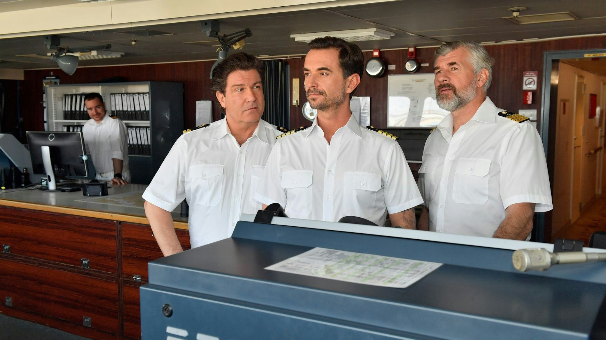Das Traumschiff nimmt Kurs in Richtung Namibia. Ein unvergessliches Erlebnis auch für Kapitän Max Parger (Florian Silbereisen, M.), Staff-Kapitän Martin Grimm (Daniel Morgenroth, r.) und Schiffsoffizier Oliver Botten (Francis Fulton-Smith, l.).