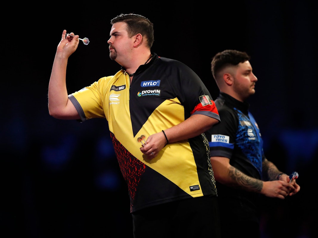 Gabriel Clemens wirft einen Dart.