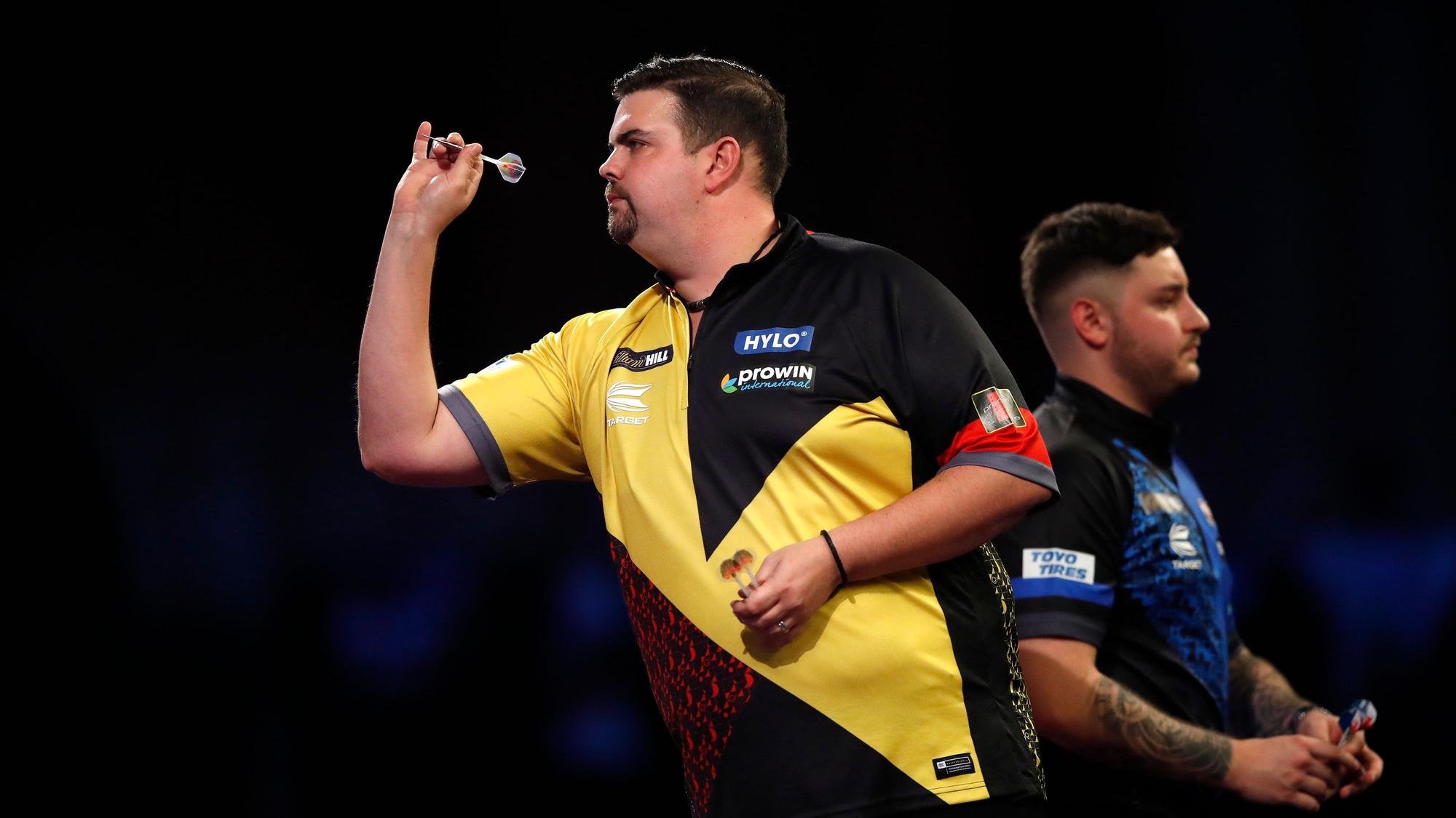 Gabriel Clemens wirft einen Dart.