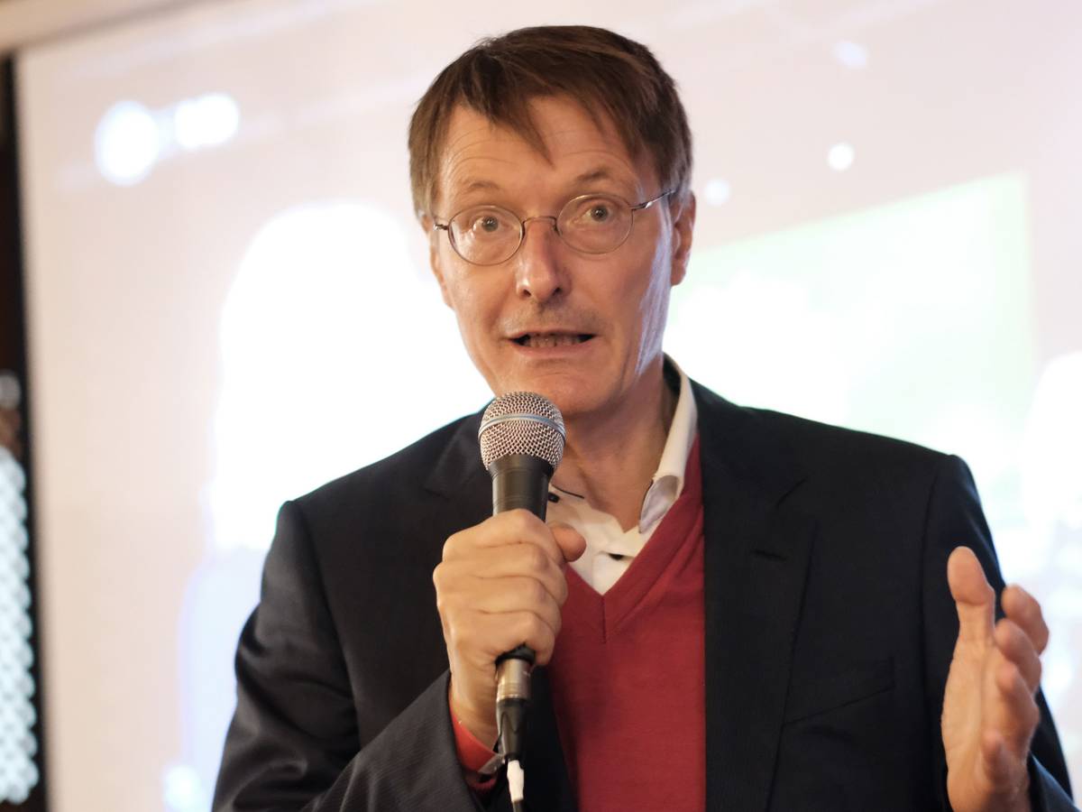 Karl Lauterbach spricht durch ein Mikrofon.