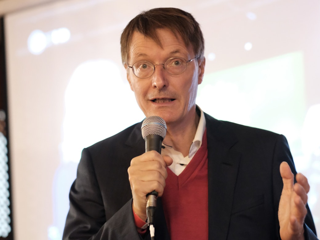 Karl Lauterbach spricht durch ein Mikrofon.
