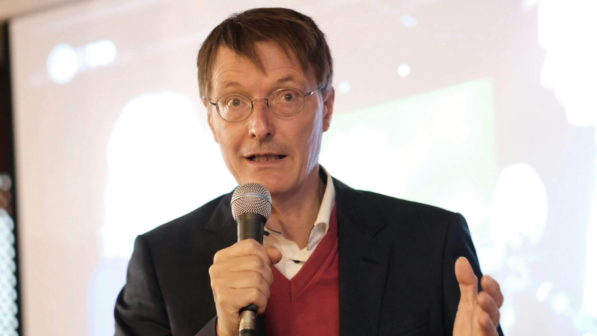 Karl Lauterbach spricht durch ein Mikrofon.