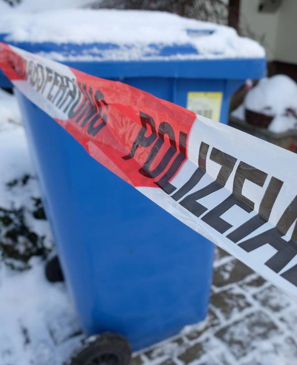 Absperrband der Polizei umgibt ein Haus in Rödlitz im Landkreis Zwickau. Am Vortag hat sich hier ein Nachbarschaftsstreit ereignet.