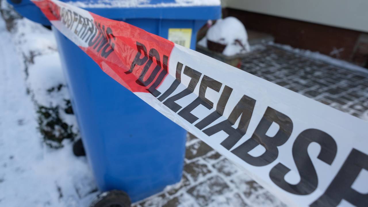 Absperrband der Polizei umgibt ein Haus in Rödlitz im Landkreis Zwickau. Am Vortag hat sich hier ein Nachbarschaftsstreit ereignet.