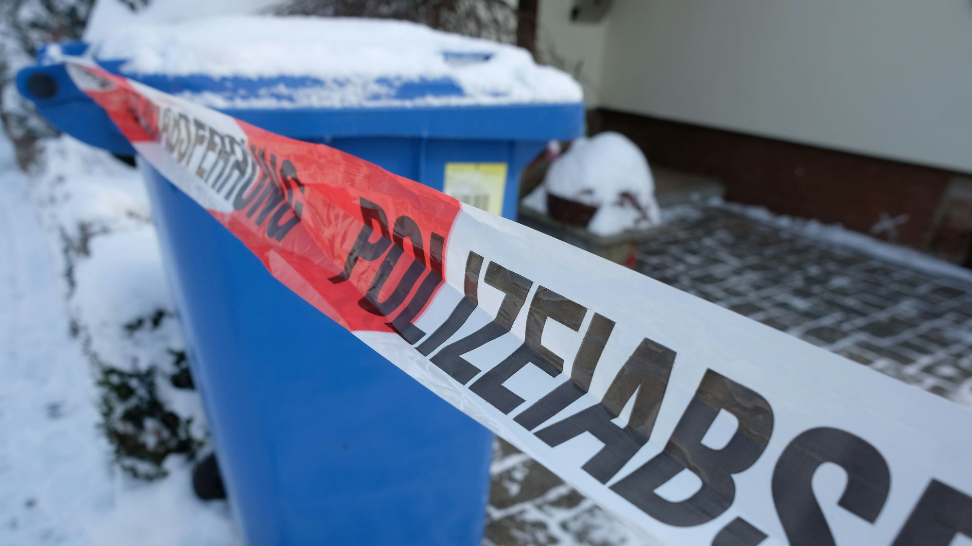 Absperrband der Polizei umgibt ein Haus in Rödlitz im Landkreis Zwickau. Am Vortag hat sich hier ein Nachbarschaftsstreit ereignet.