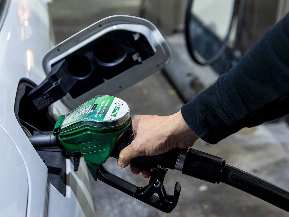 Ein Autofahrer tankt ein Auto mit Benzin Super E5 an einer Tankstelle des Mineralölkonzerns Total. Das Symbolbild wurde am 11. Oktober 2021 aufgenommen.