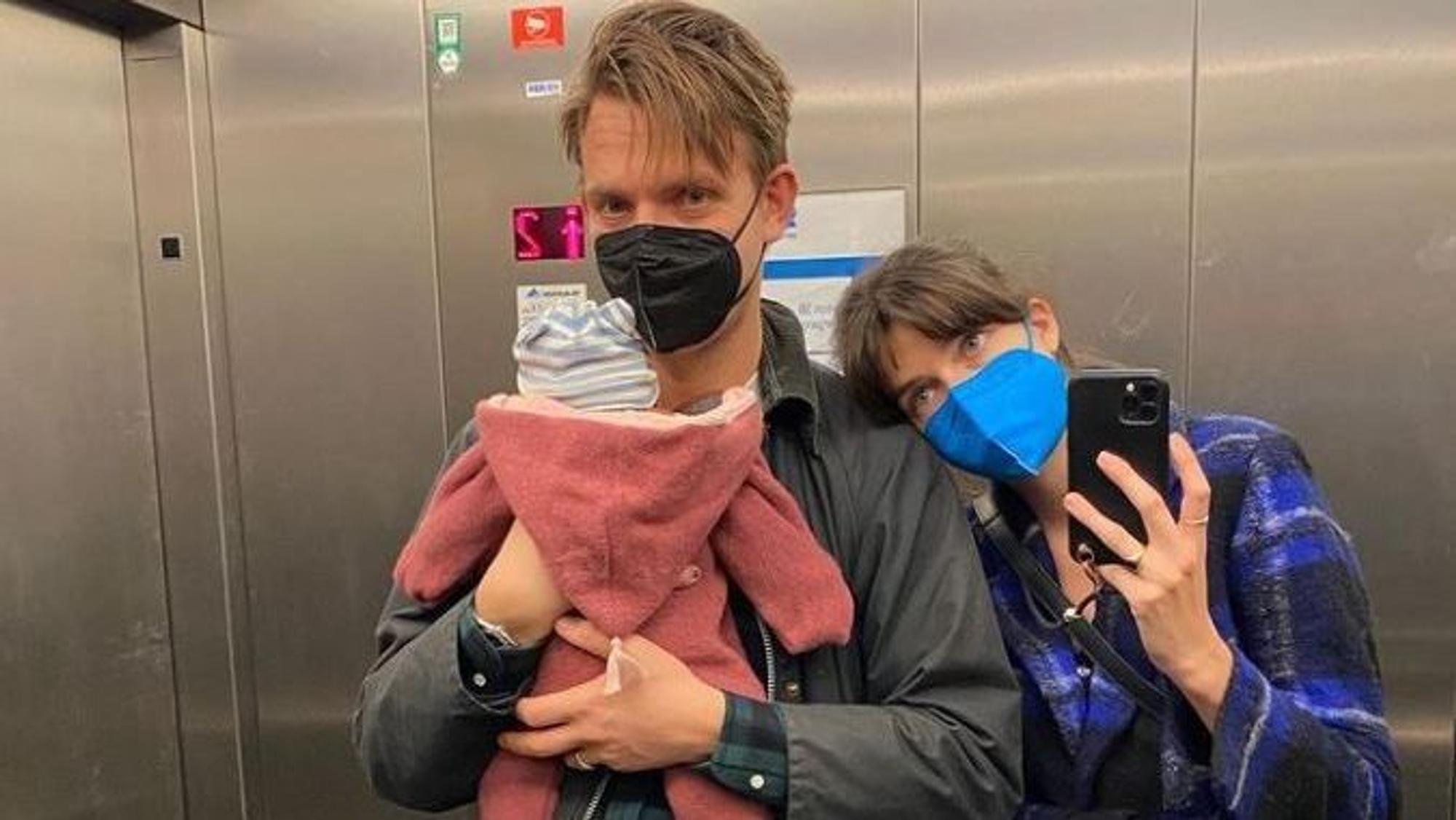 Sebastian Tigges und Marie Nasemann auf einem Selfie vom 22. Dezember 2021 mit ihrem gemeinsamen Kind. +++ Screenshot zum Zweck der Berichterstattung erstellt am 23. Dezember 2021.
