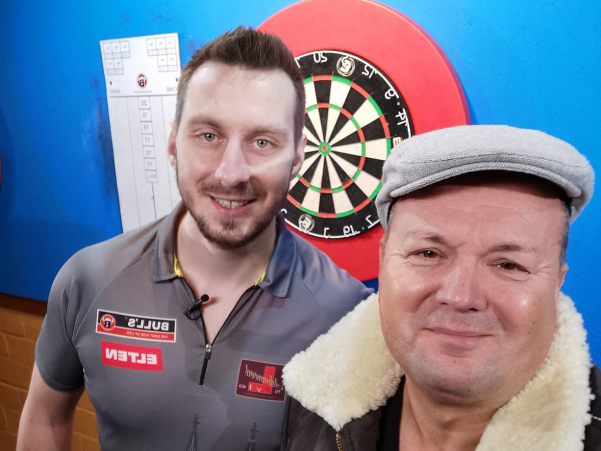 Florian Hempel und Sascha Müller vor einer Darts-Scheibe.
