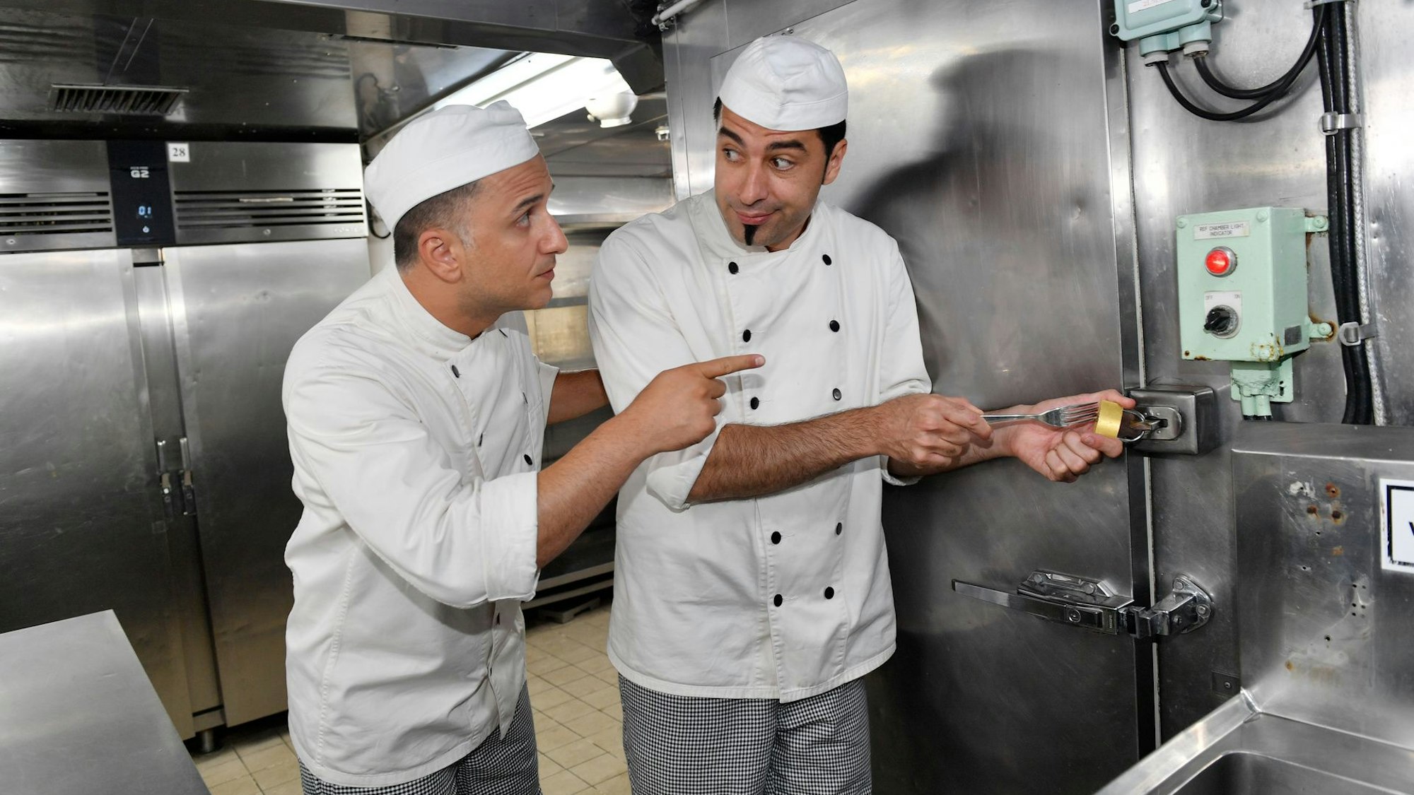 ZDF-Traumschiff (26.12.2021) Nachdem Cem (Bülent Ceylan, r.) und sein Bruder Hassan Meierbrink (Özcan Cosar, l.) als Stand-Up-Comedians gescheitert sind, versuchen sie sich als Küchenhilfen an Bord des Traumschiffs.