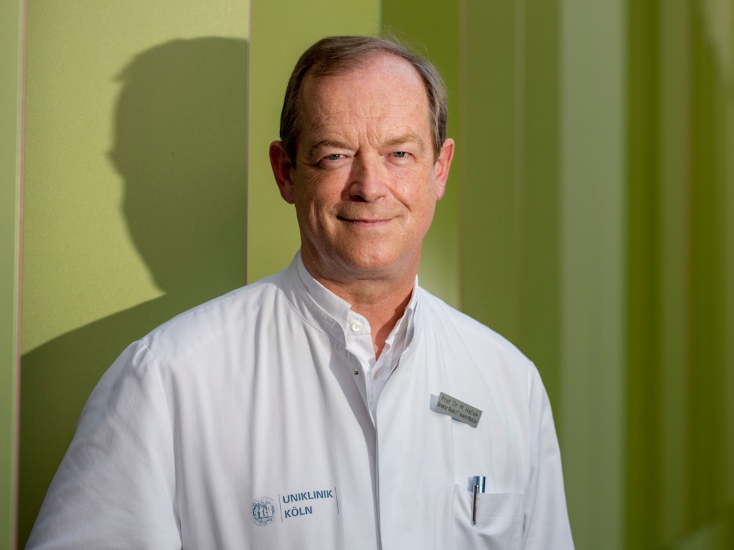 Prof. Dr. Michael Hallek schaut in die Kamera.