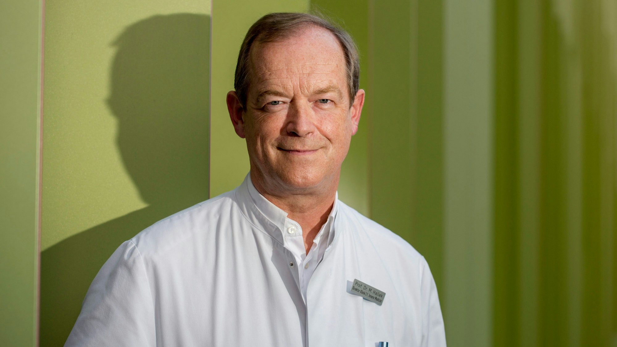 Prof. Dr. Michael Hallek schaut in die Kamera.