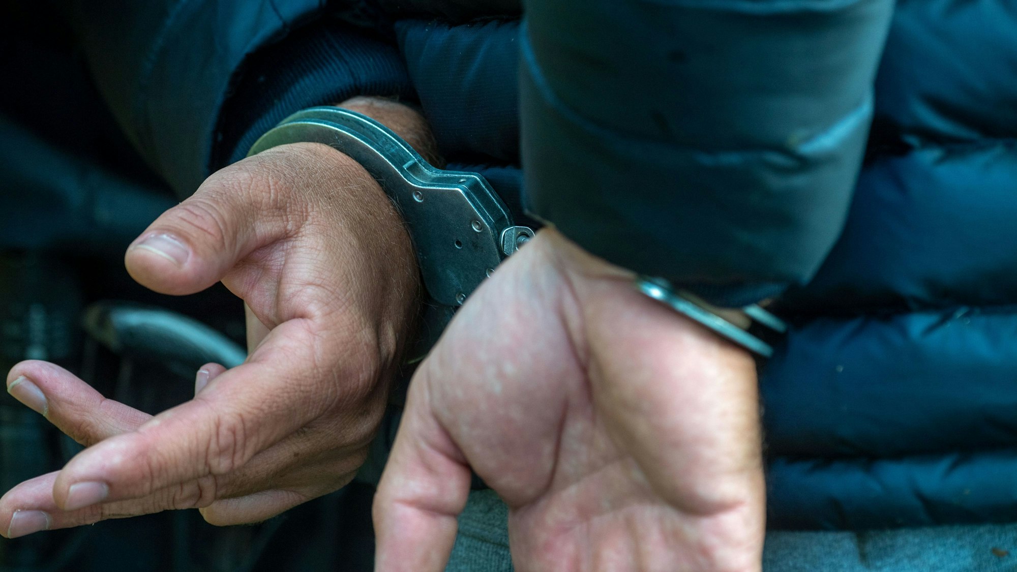 Das Bild zeigt zwei Hände in Handschellen. Das Symbolbild wurde am 11. Dezember 2021 bei einer Polizei-Übung in Pomellen aufgenommen.