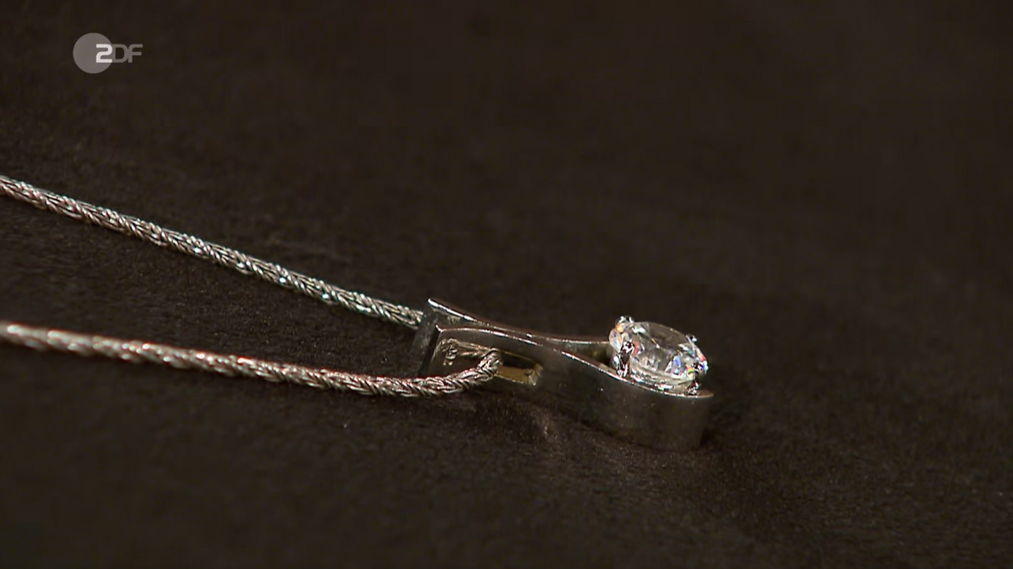 Das Bild zeigt eine Weißgold-Kette, die bei „Bares für Rares“ zum Verkauf angeboten wurde.