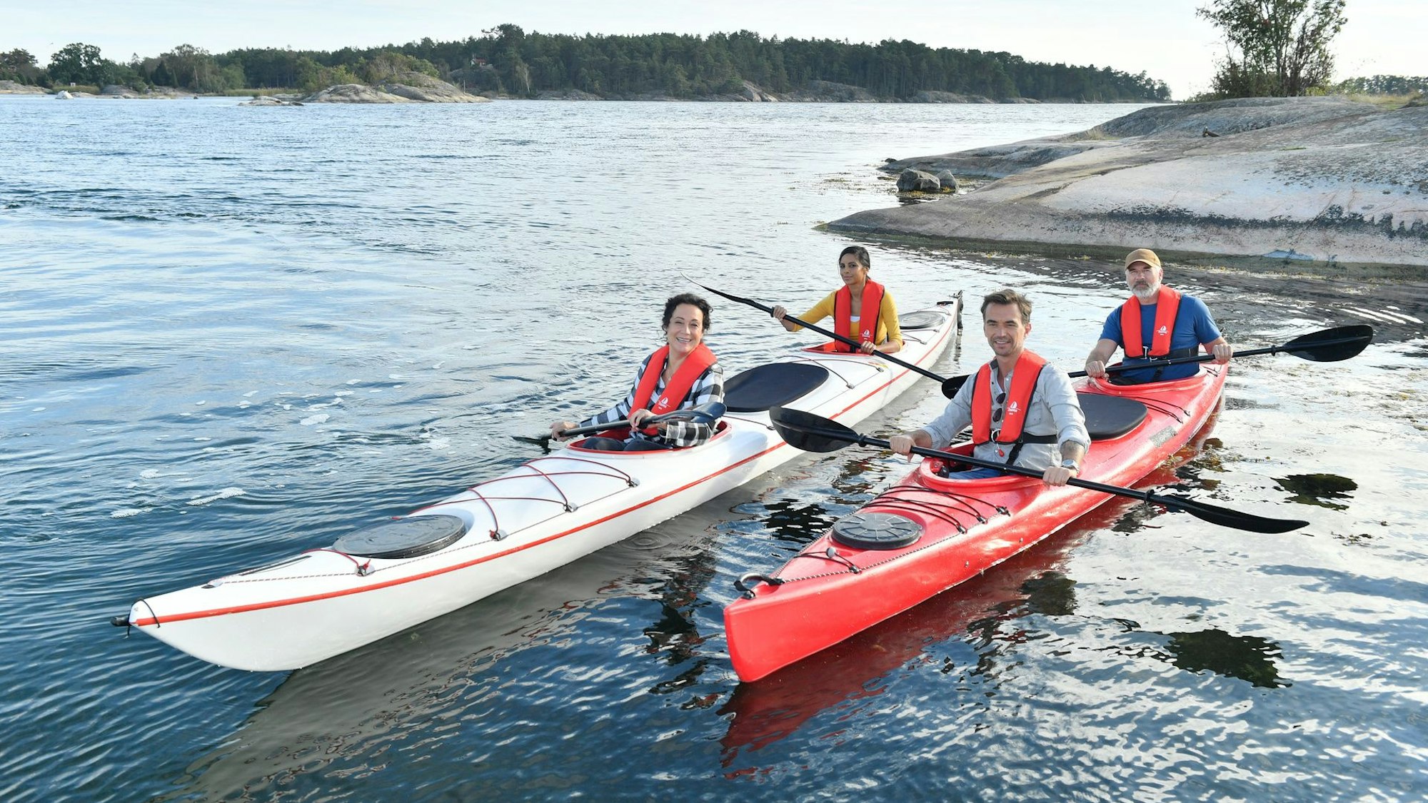 Nach anfänglicher Skepsis über Max Pargers' (Florian Silbereisen, 2.v.r.) Teambuilding-Maßnahme sind Hanna Liebhold (Barbara Wussow, l.), Dr. Jessica Delgado (Collien Ulmen-Fernadnes, 2.v.l.) und Martin Grimm (Daniel Morgenroth, r.) begeistert dabei.