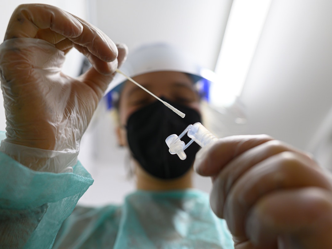 Eine Mitarbeiterin im "Covidservicepoint Teamescape" in der Dresdner Neustadt wertet in einer Gefängniszelle einen Corona-Schnelltest aus.