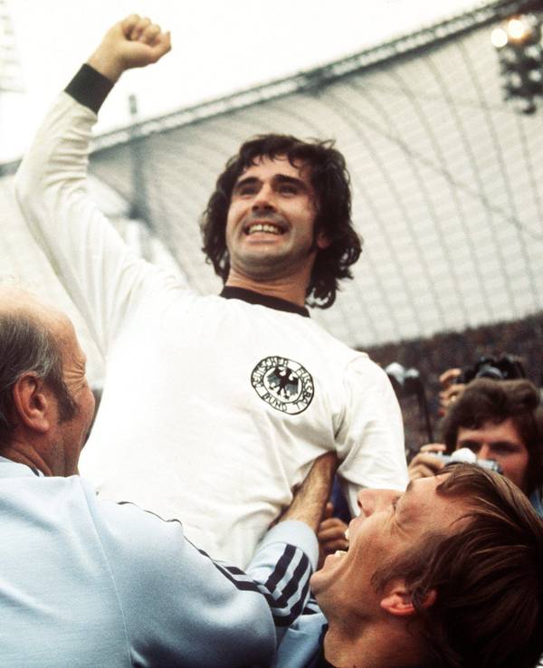 Weltmeister 1974: Gerd Müller jubelt mit Bundestrainer Helmut Schön (l) nach dem Finalsieg über die Niederlande.