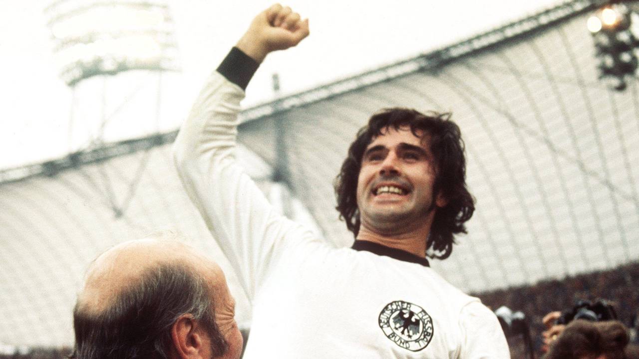 Weltmeister 1974: Gerd Müller jubelt mit Bundestrainer Helmut Schön (l) nach dem Finalsieg über die Niederlande.