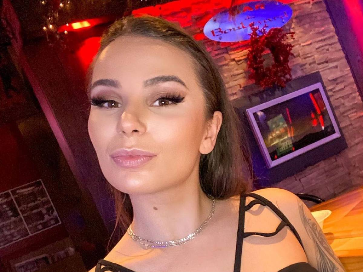 Die kanadische Influencerin Amay Derose posiert für ein Selfie