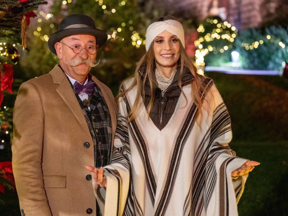 Horst Lichter und Cathy Hummels stehen bei der Weihnachtsaugabe „Bares für Rares XXL“ vor einem Weihnachtsbaum.