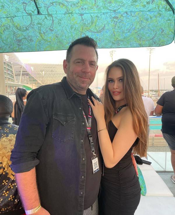 Ikke Hüftgold mit seiner Freundin Nina: Beide haben vor kurzem das Formel 1-Finale in Abu Dhabi besucht.