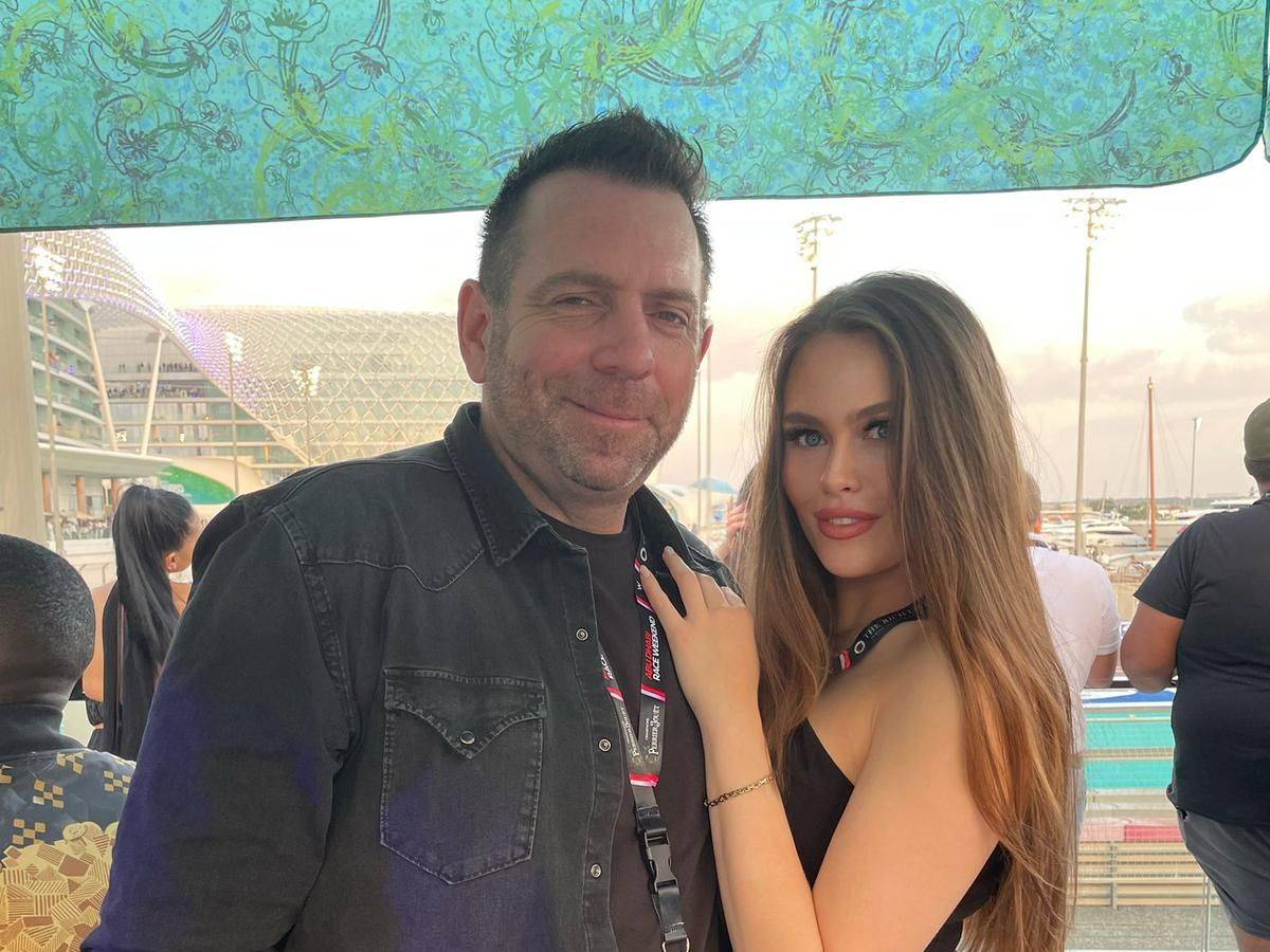 Ikke Hüftgold mit seiner Freundin Nina: Beide haben vor kurzem das Formel 1-Finale in Abu Dhabi besucht.