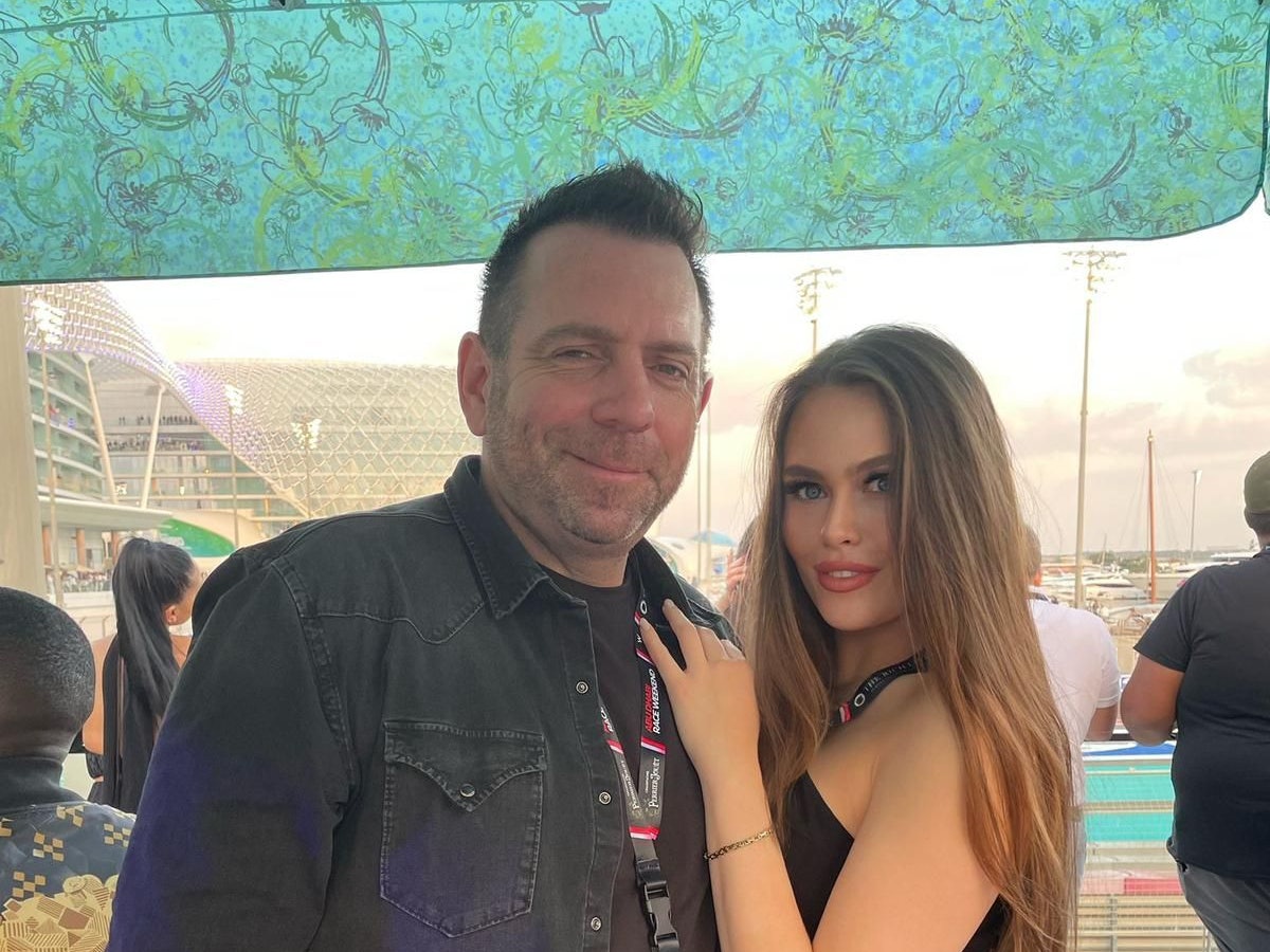 Ikke Hüftgold mit seiner Freundin Nina: Beide haben vor kurzem das Formel 1-Finale in Abu Dhabi besucht.