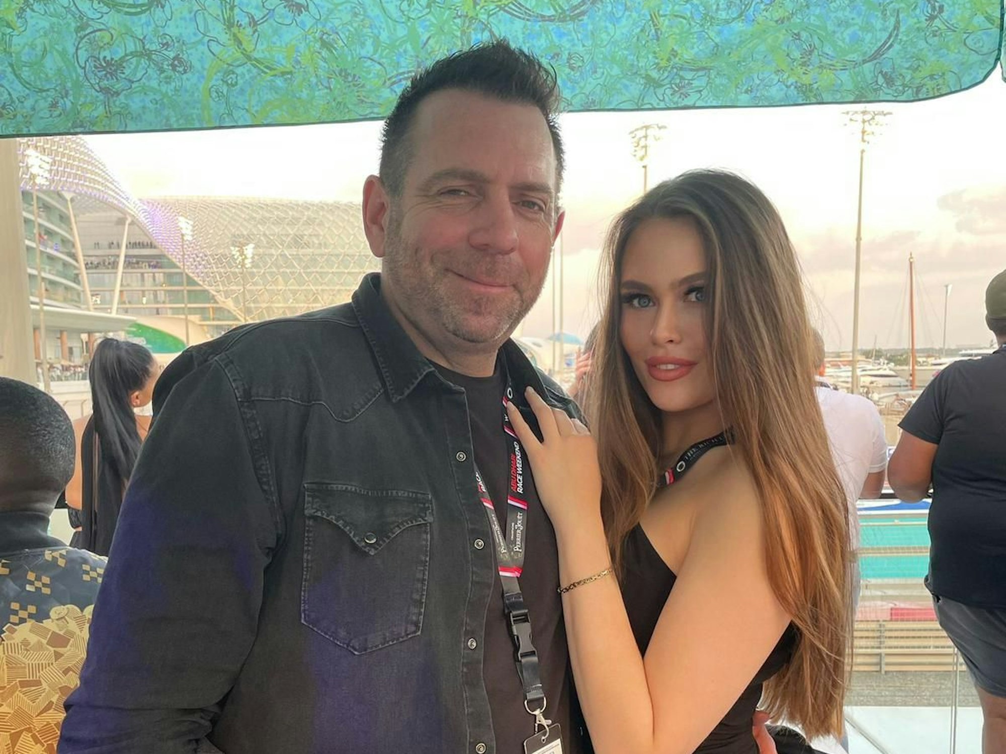 Ikke Hüftgold mit seiner Freundin Nina: Beide haben vor kurzem das Formel 1-Finale in Abu Dhabi besucht.