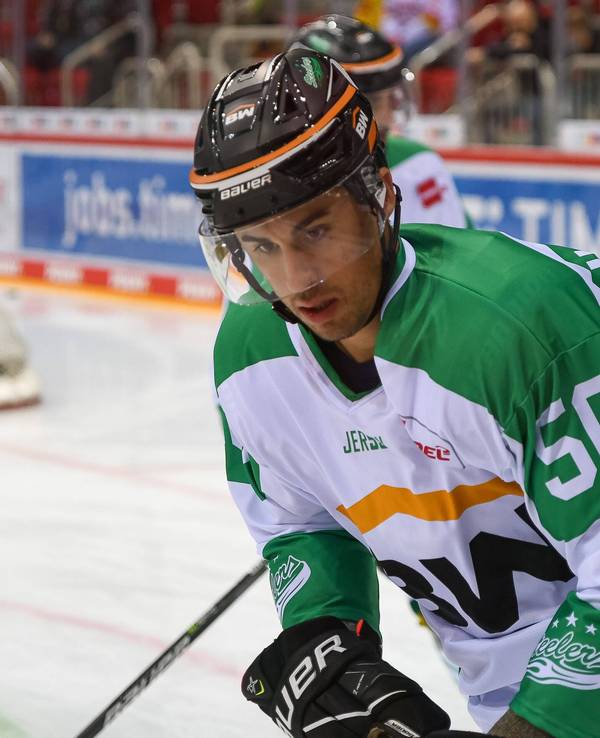 Eishockey-Star Avery Peterson im Trikot der Bietigheim Steelers blickt konzentriert auf das Eis.