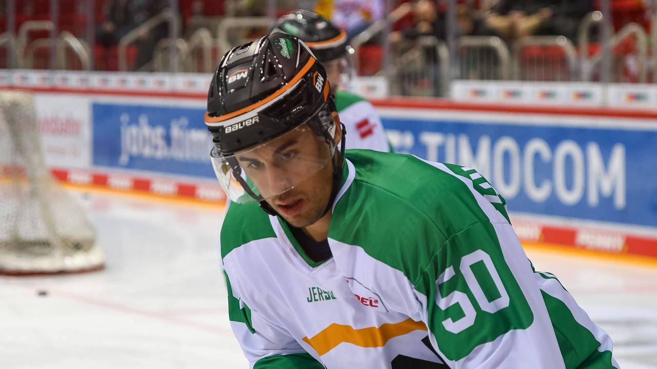 Eishockey-Star Avery Peterson im Trikot der Bietigheim Steelers blickt konzentriert auf das Eis.