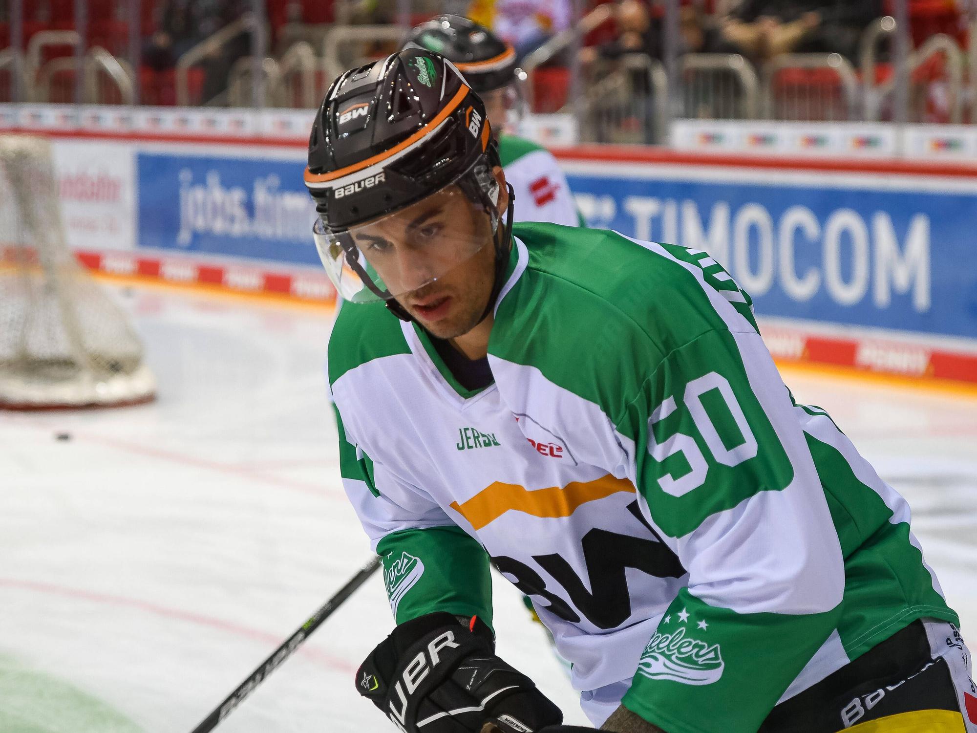Eishockey-Star Avery Peterson im Trikot der Bietigheim Steelers blickt konzentriert auf das Eis.