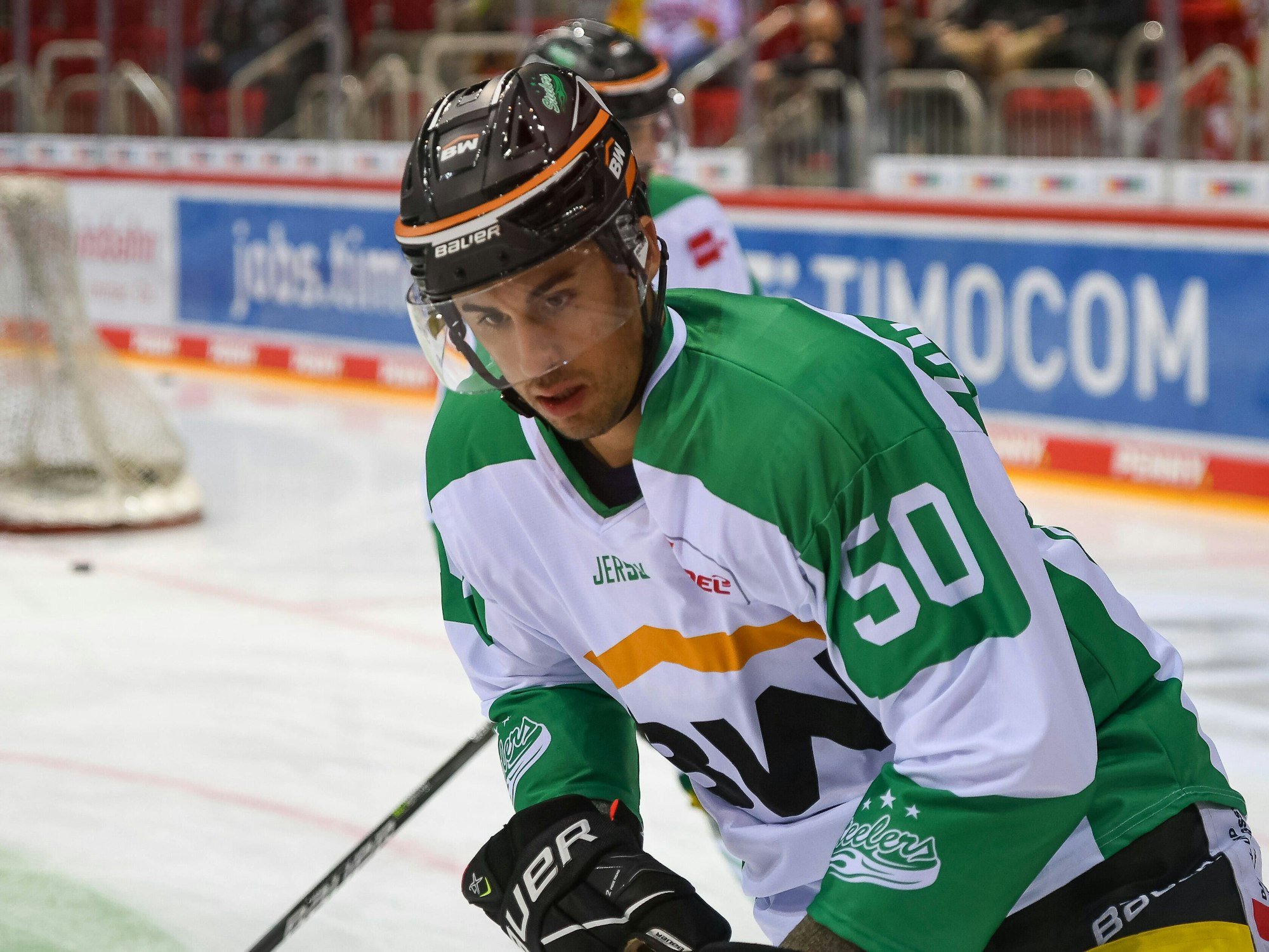 Eishockey-Star Avery Peterson im Trikot der Bietigheim Steelers blickt konzentriert auf das Eis.
