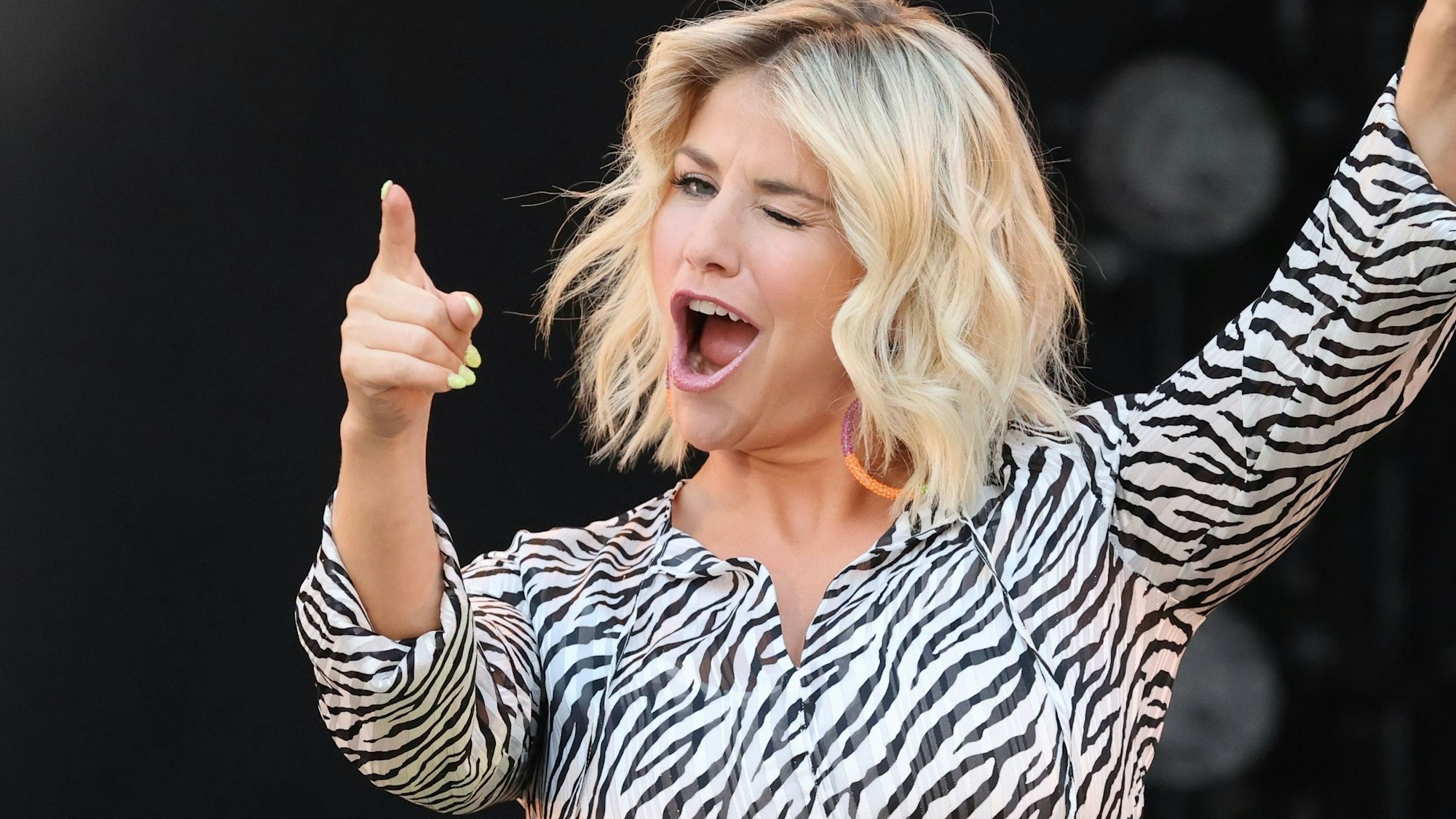 Das Foto zeigt die Schweizer Schlagersängerin Beatrice Egli beim Sommer Open Air im Steigerwaldstadion in Erfurt am achten August 2020.