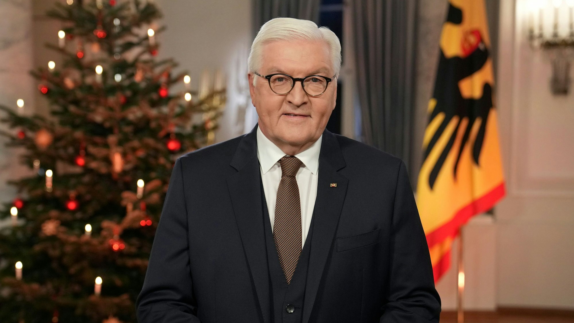 Bundespräsident Frank-Walter Steinmeier steht nach der Aufzeichnung der traditionellen Weihnachtsbotschaft des Präsidenten im Schloss Bellevue vor einem geschmückten Weihnachtsbaum. +++ dpa-Bildfunk +++