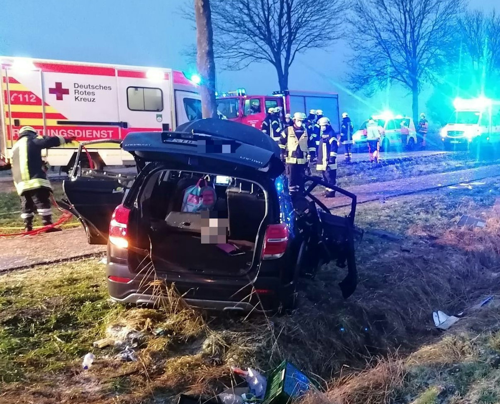 Bei einem schweren Verkehrsunfall in Drochtersen ist die 15 Jahre alte Tochter des Fahrers ums Leben gekommen. Wie die Polizei mitteilte, verlor ein 37-Jähriger am Donnerstagnachmittag (23. Dezember) vermutlich aufgrund von Straßenglätte die Kontrolle über das mit fünf Personen besetzte Fahrzeug.