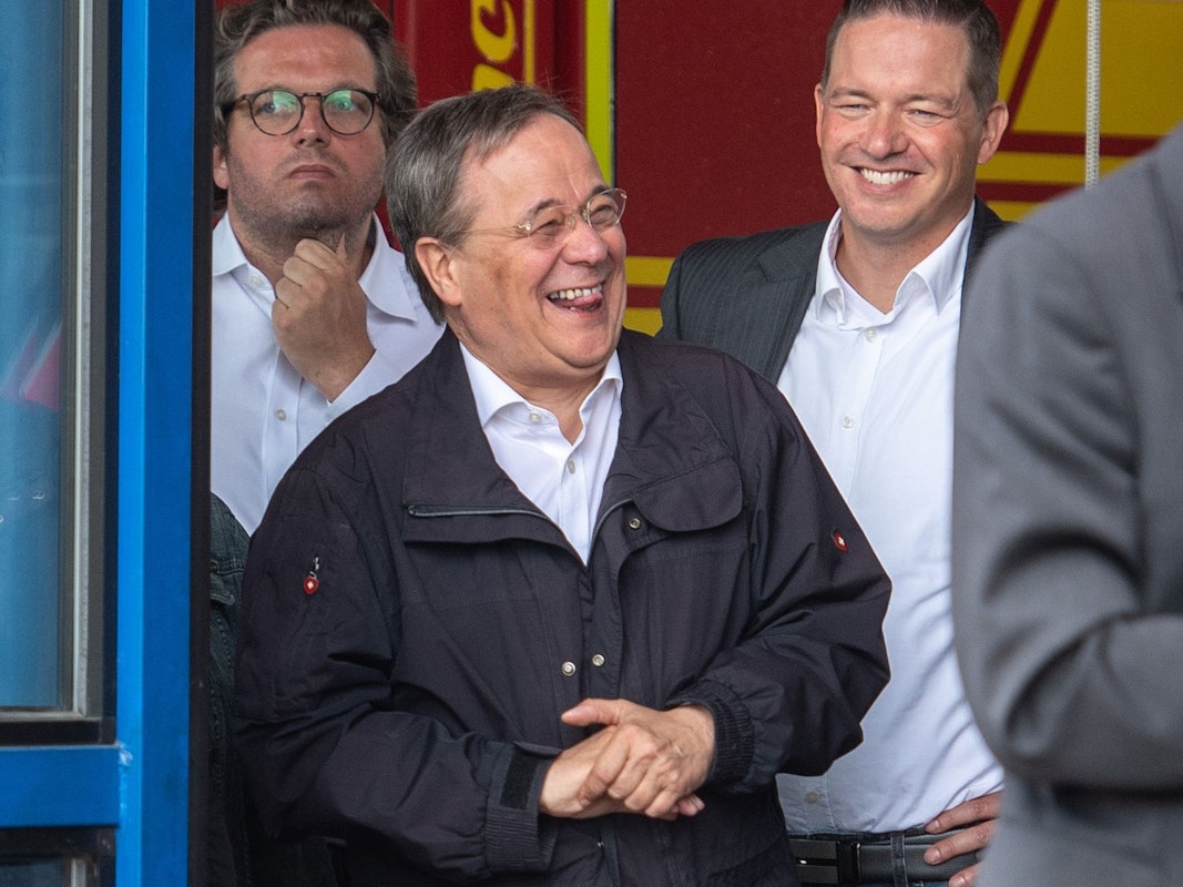 Armin Laschet (CDU), Ministerpräsident von Nordrhein-Westfalen, lacht im Juli 2021 im Flutgebiet, während Bundespräsident Steinmeier (nicht im Bild) ein Pressestatement gibt. Im Interview erklärt er nun, was ihn damals zum Lachen brachte.