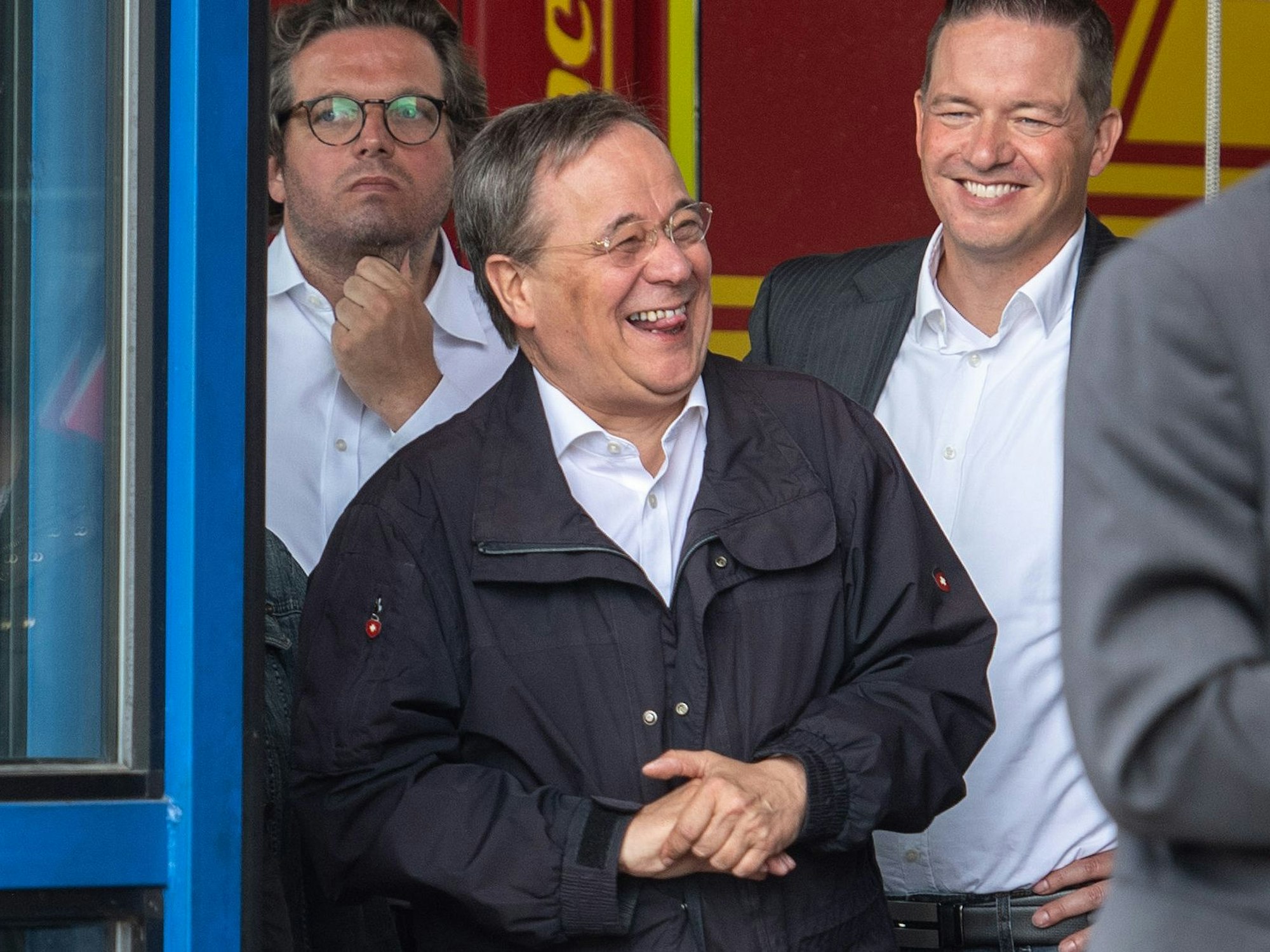 Armin Laschet lacht während einer Rede von Bundespräsident Steinmeier am 17. Juli 2021 in Erftstadt.