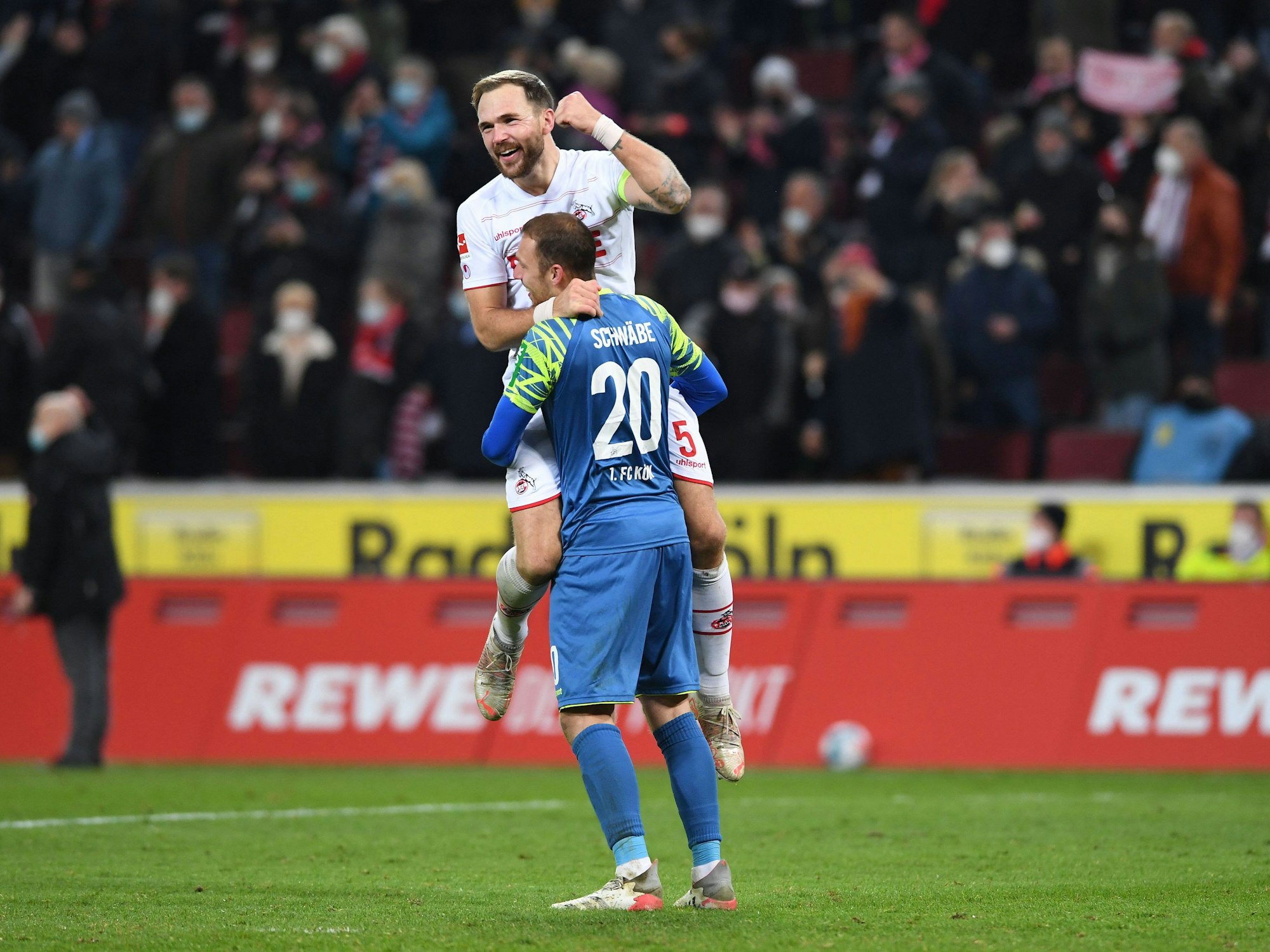 Grund zu feiern: Rafael Czichos springt Marvin Schwäbe nach dem Derby-Sieg in die Arme.