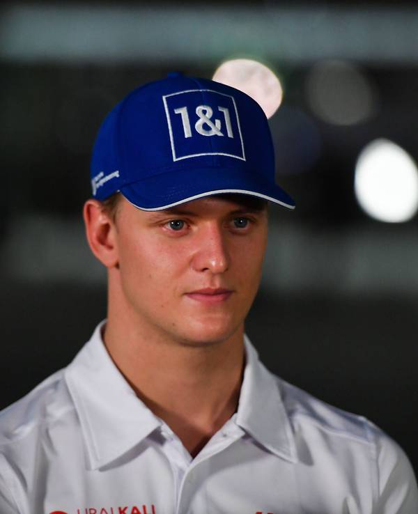 Mick Schumacher vom Team Haas gibt Interviews.