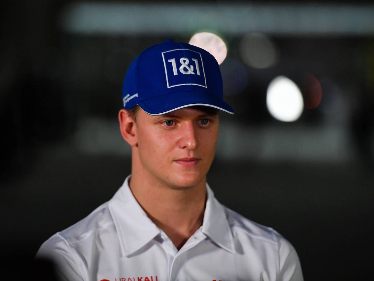 Mick Schumacher vom Team Haas gibt Interviews.