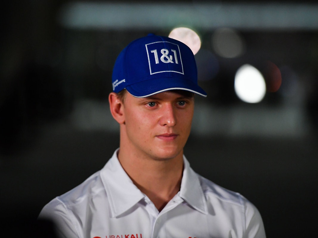 Mick Schumacher vom Team Haas gibt Interviews.