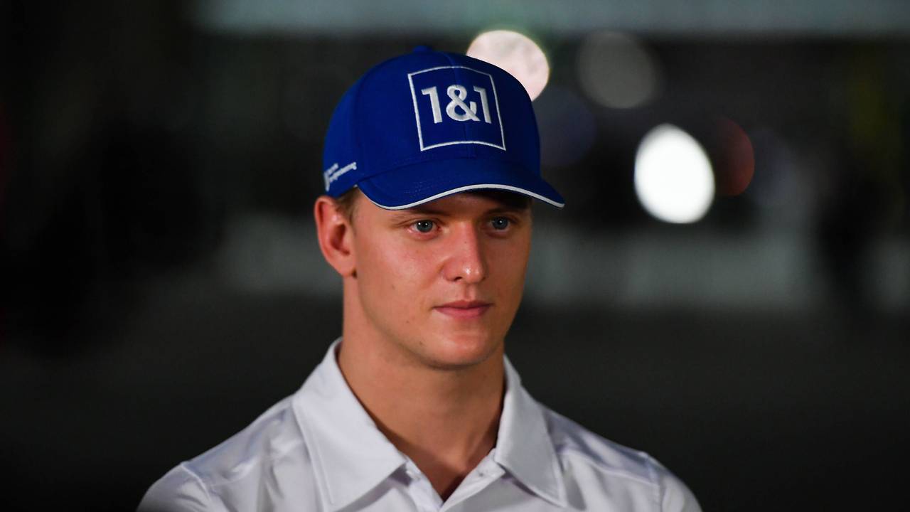 Mick Schumacher vom Team Haas gibt Interviews.