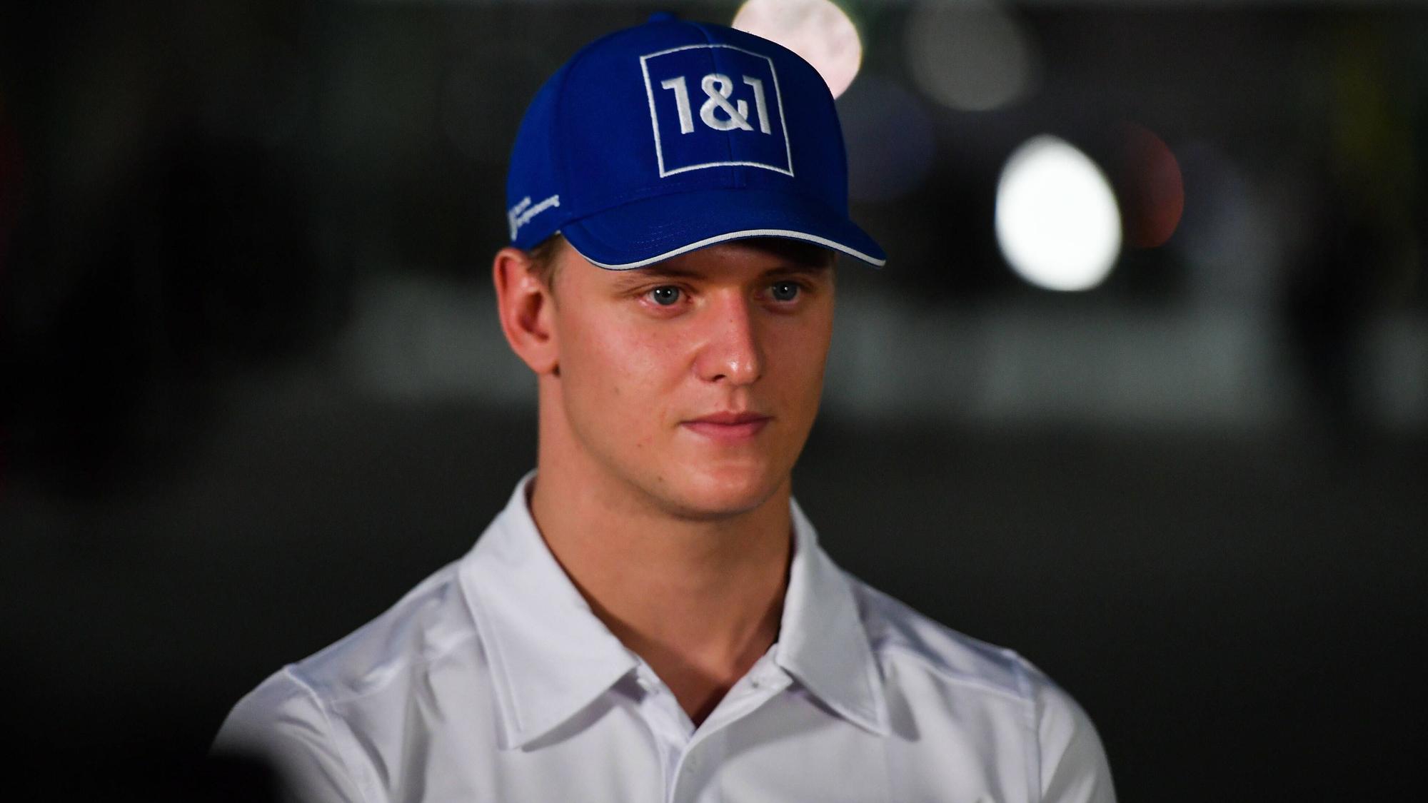 Mick Schumacher vom Team Haas gibt Interviews.