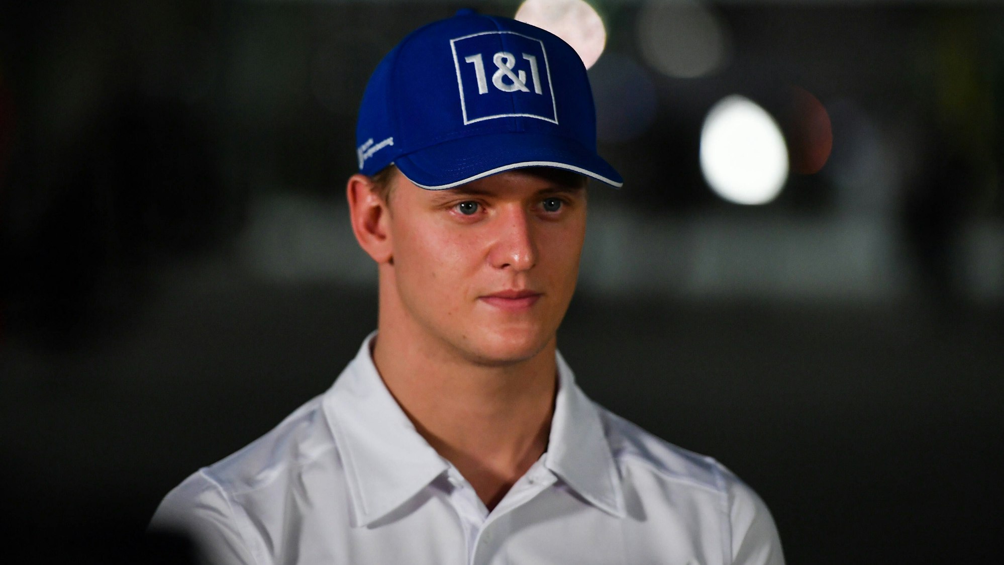 Mick Schumacher vom Team Haas gibt Interviews.