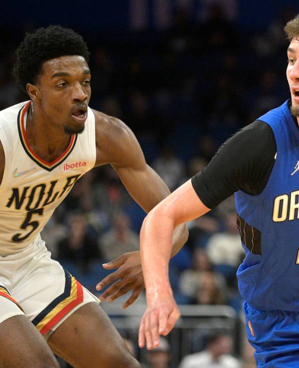 Franz Wagner dirbbelt für Orlando Magic gegen Herbert Jones, Forward der New Orleans Perlicans.